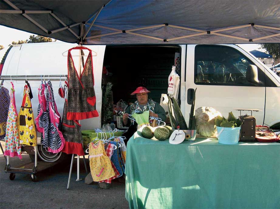 are dogs allowed at the santa cruz flea market