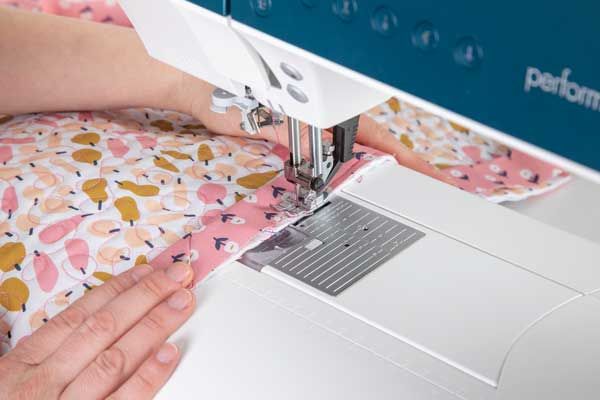 Making Quilt Binding Dint Sewing Quilting Clips Using Sewing Machine Stock  Photo by ©maxcab 391893090
